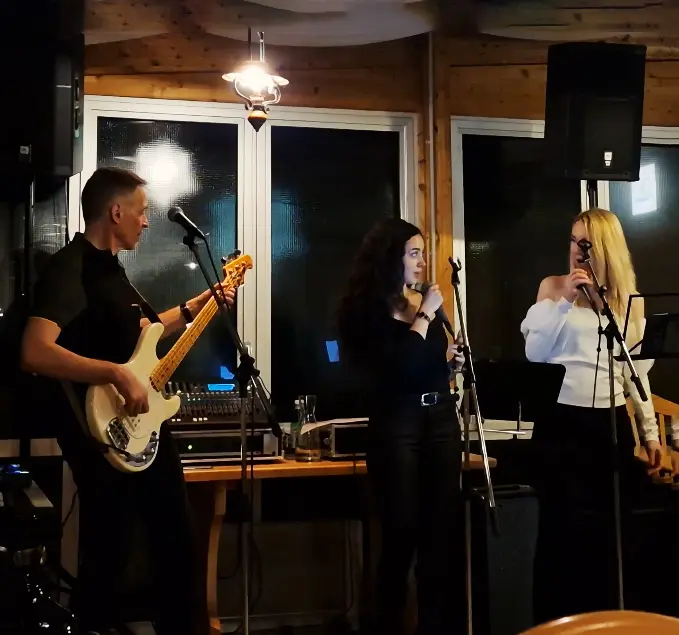 Band The Meelton spielt an einer kleinen Geburtstagsfeier in einem Restaurant