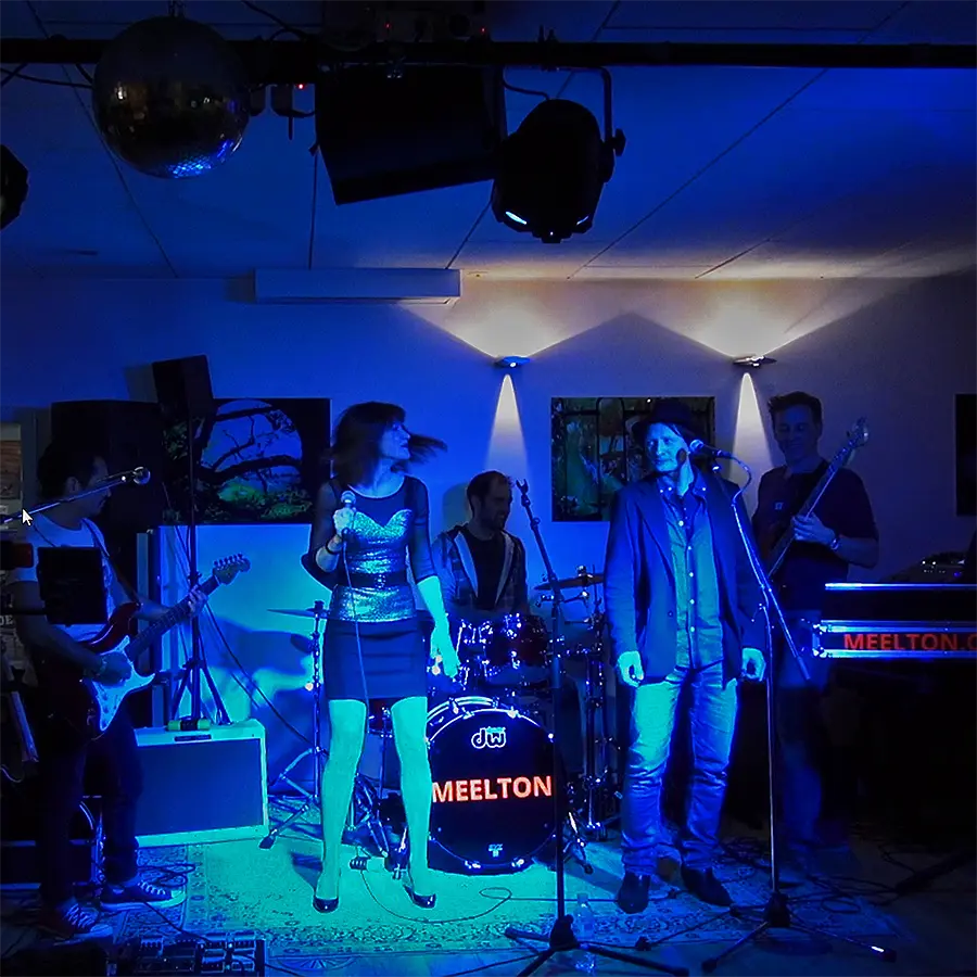 Coverband Meelton aus der Schweiz spielt Livemusik in einer Bar in Zürich