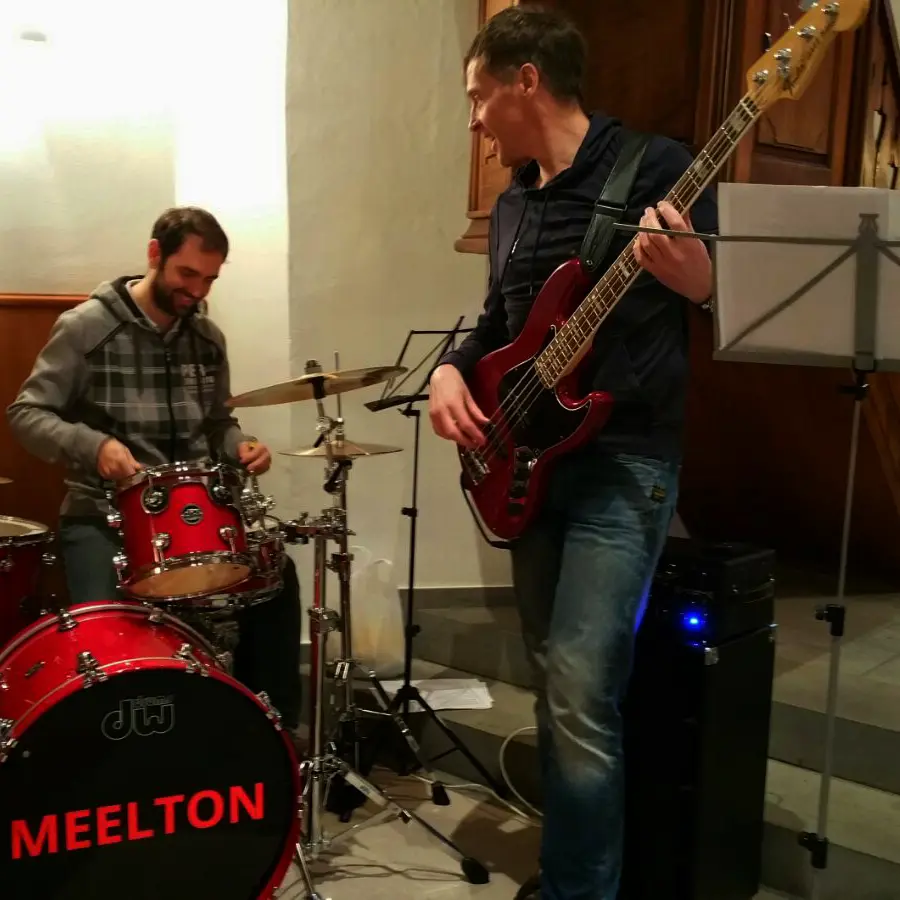 Hochzeitsband Meelton spielt klassische und moderne Hochzeitsmusik in der Kirche