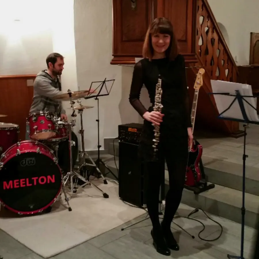 Oboe der Hochzeitsband Meelton in der Kirche, klassische und moderne Hochzeitsmusik