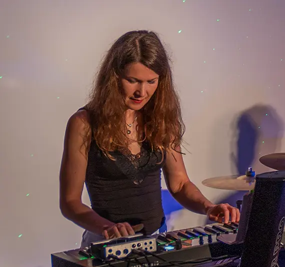 Klassisches Keyboard mit modernen Elementen der Liveband Meelton