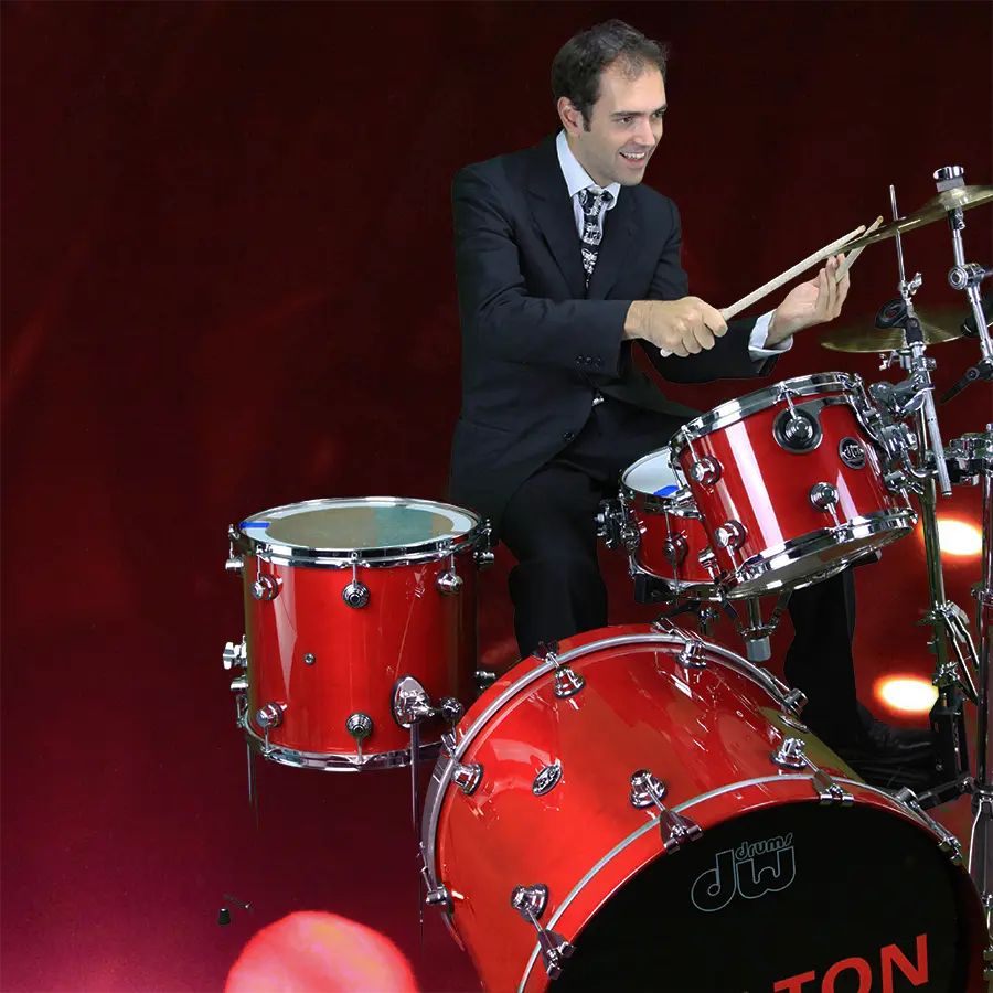 Schlagzeuger der Liveband Meelton spielt Livemusik