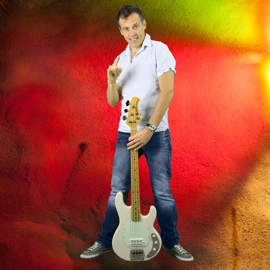 Bassist der Partyband Meelton aus der Schweiz