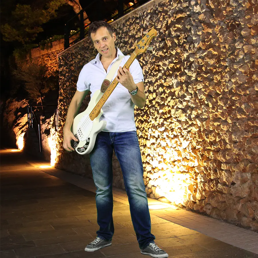 Bassist der Liveband Meelton spielt Rockmusik live