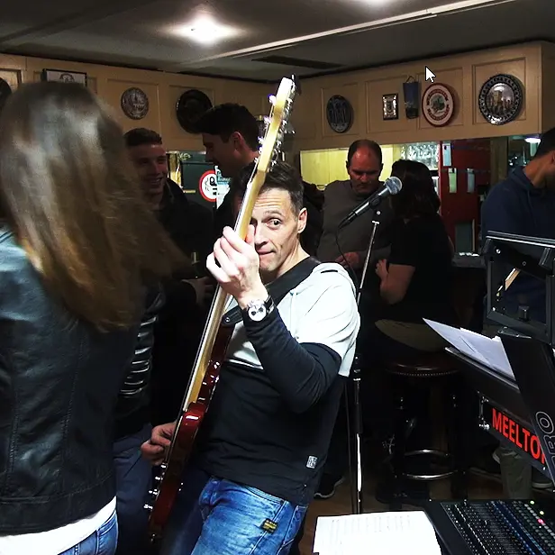 Liveband und Hochzeitsband Meelton spielt Livemusik in einem Restaurant in Zug